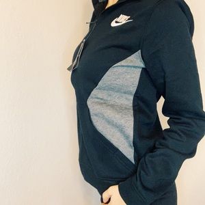 NIKE ZIP-UP COMES WITH TWO NIKE STICKERS WITH TAGS